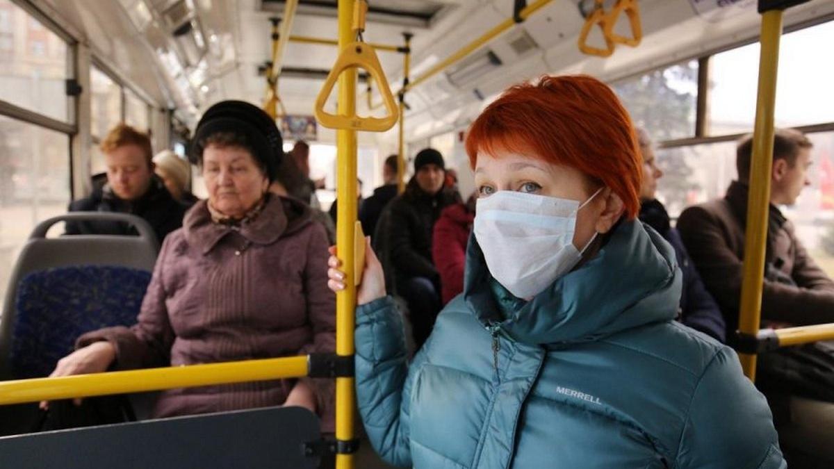 Пассажиры в автобусе Пассажиры в автобусе