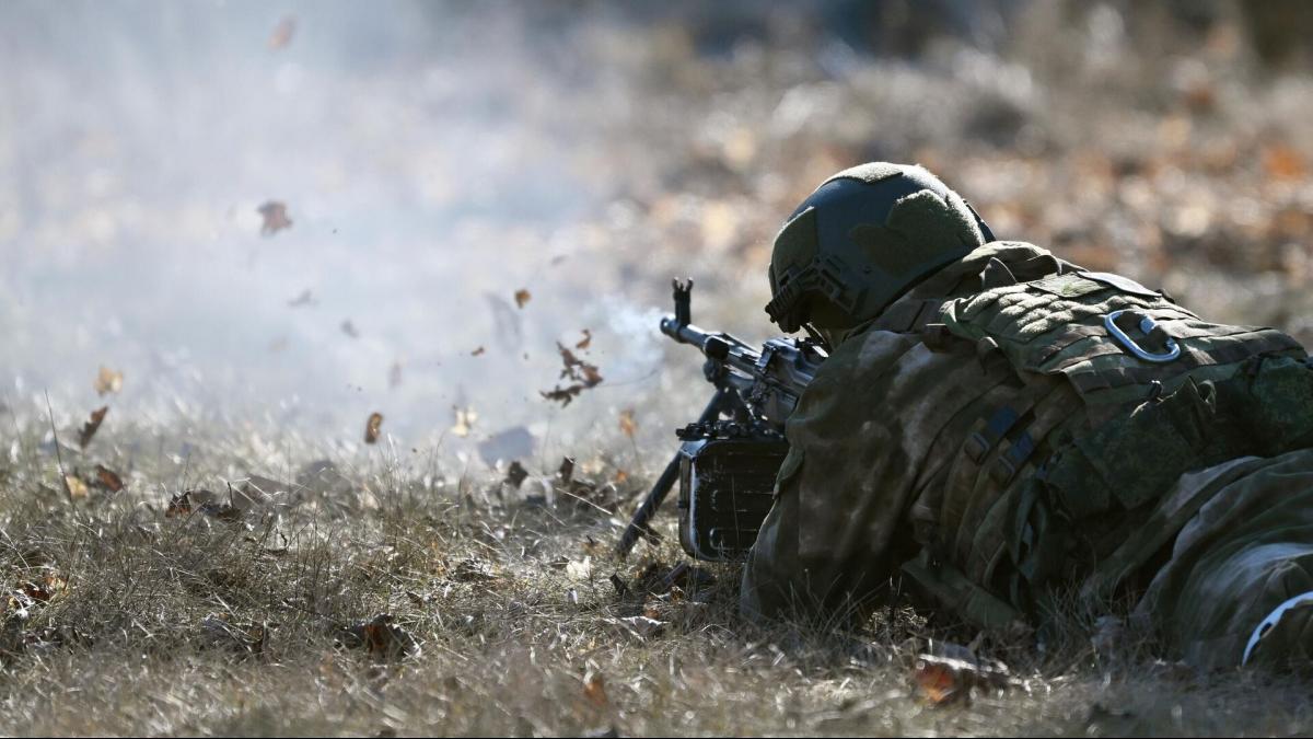 Военнослужащий штурмовой группы в зоне спецоперации Военнослужащий штурмовой группы в зоне спецоперации