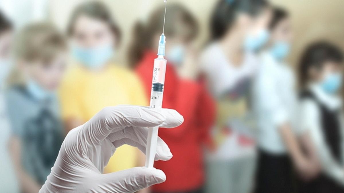Массовая вакцинация от коронавируса Дети в очереди на прививку