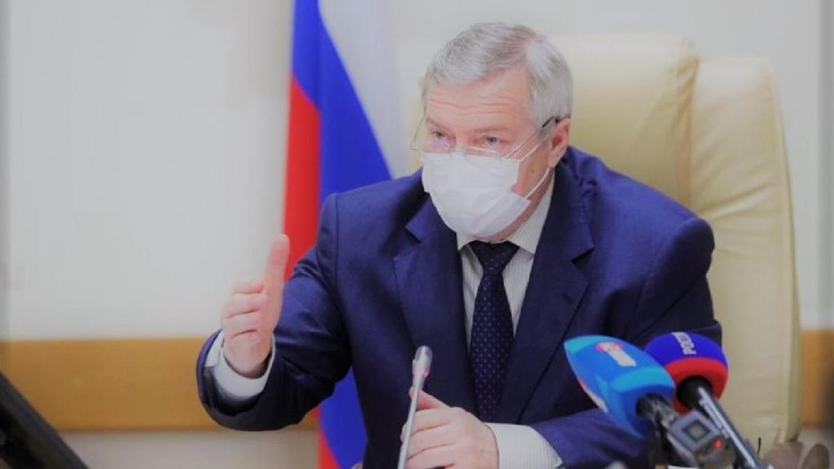 Губернатор Ростовской области в медицинской маске Василий Голубев в медицинской маске