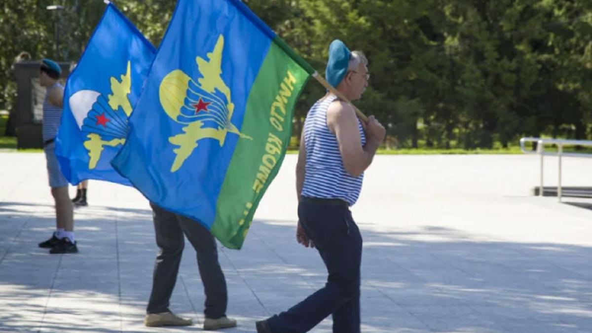 День ВДВ мужчина с флагом День ВДВ