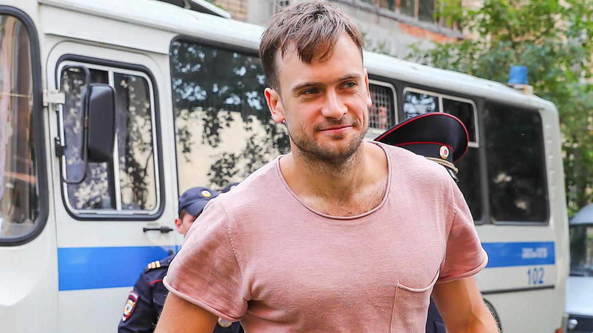Петр Верзилов Петр Верзилов оппозиционер на фоне полицейского автобуса