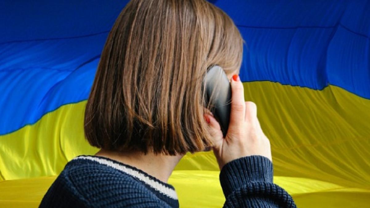 Женщина говорит по телефону Флаг Украины женщина звонит