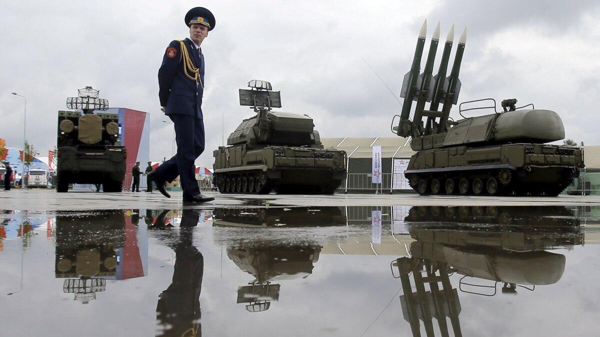 Человек в военной форме идет вдоль машин военной техники военная техника россии