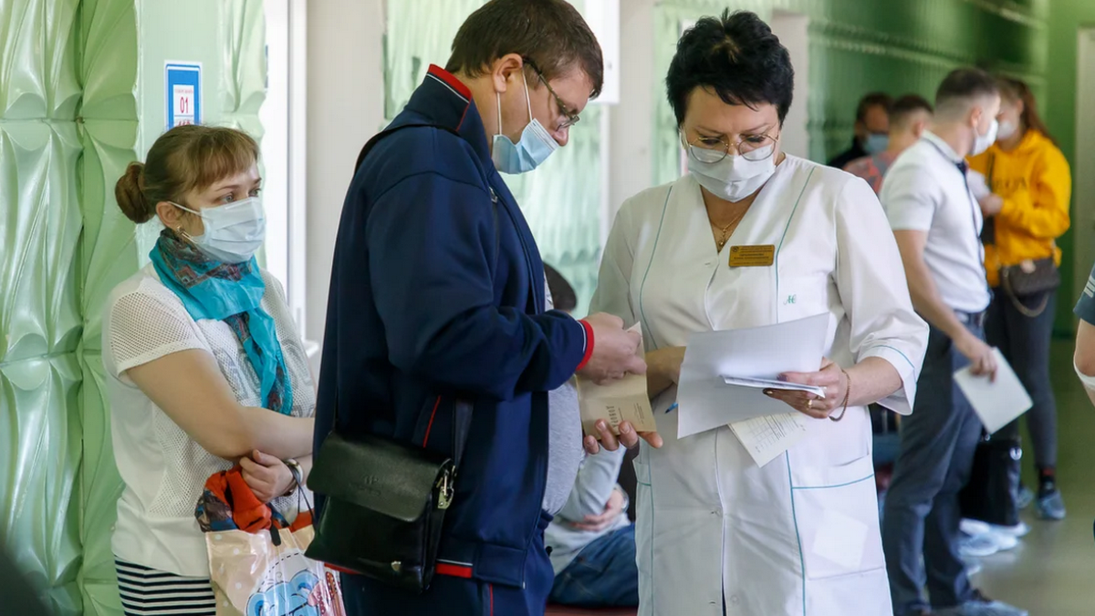 Пациент в коридоре поликлиники Врач беседует с пациентом