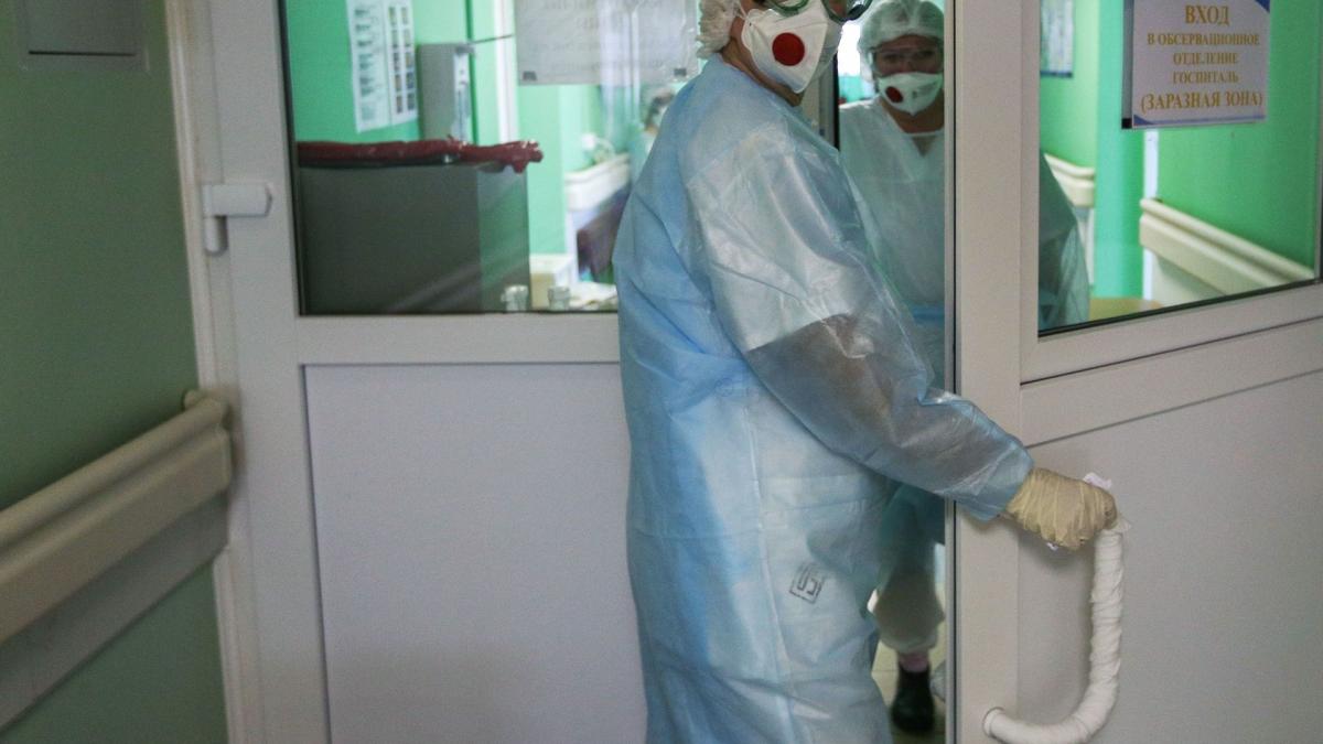 Ограничение приёма больных во время пандемии больница карантин врач в маске
