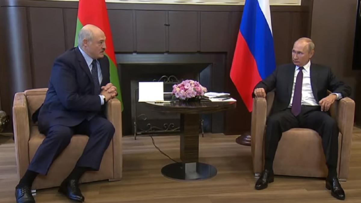 Лукашенко одной фразой и жестом показал свое отношение к встрече с Путиным в Сочи Жест Лукашенко в адрес Путина