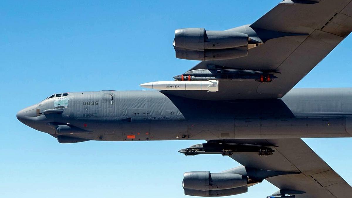 Бомбардировщик с ракетой AGM-183A ARRW Самолет