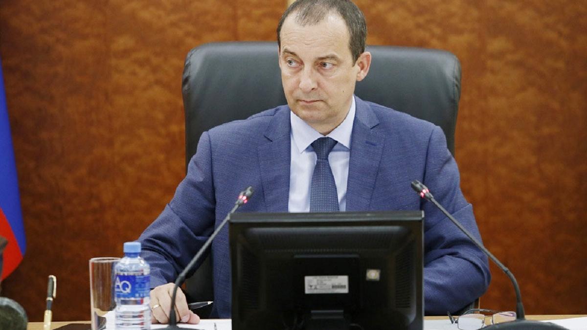 председатель Законодательного собрания Краснодарского края Юрий Бурлачко сидит за компьютером председатель Законодательного собрания Краснодарского края Юрий Бурлачко