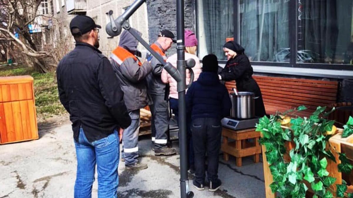 Бизнесмен из Екатеринбурга начал бесплатно кормить нуждающихся Уральский бизнесмен начал бесплатно кормить нуждающихся
