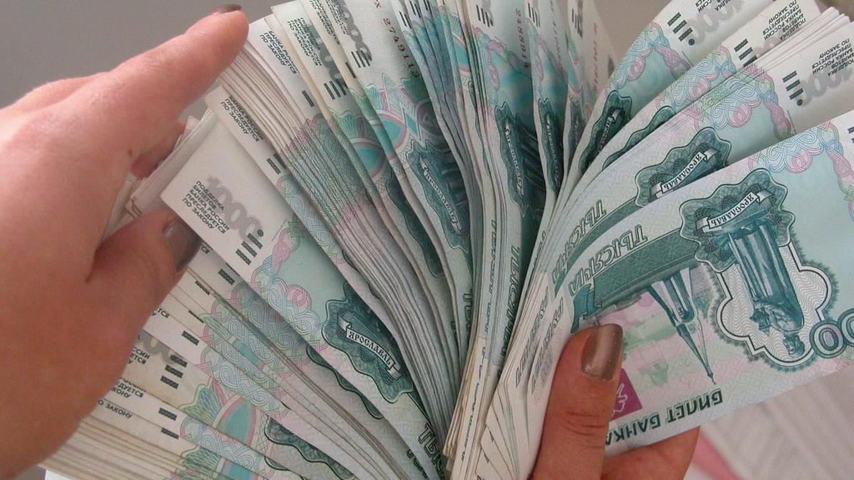 Деньги Зарплата Тысячные купюры в руках