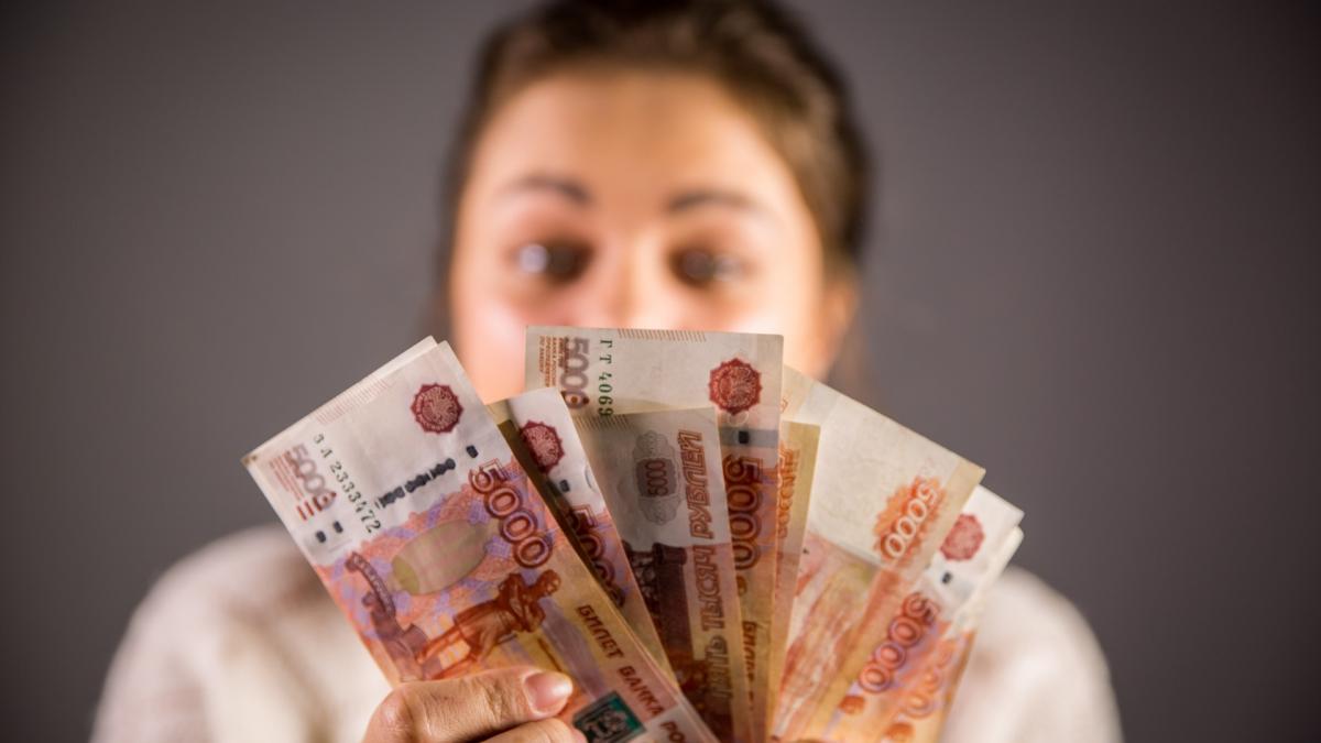 Рост зарплат в Волгограде деньги руки рубли