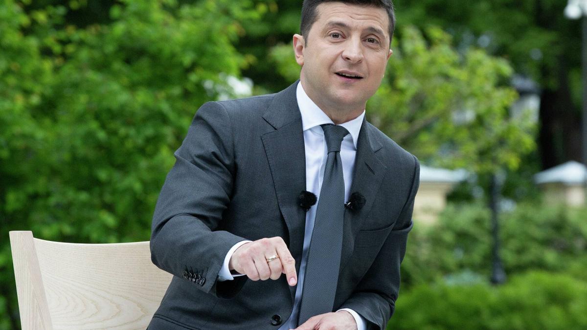 Президент Украины Владимир Зеленский эмоционально отвечает на вопрос владимир зеленский