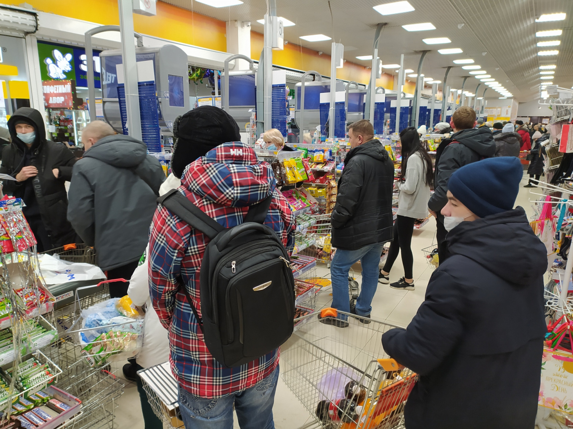 Перед новым. Огромные очереди на кассах супермаркетов. Очередь в магазине перед новым годом. Закупаются перед новым годом. Народ в магазине перед новым годом.