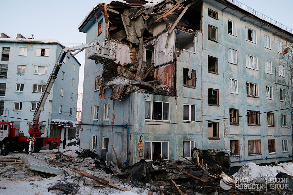 Здание разрушенное взрывом. Взрыв газа в Мурманске на Свердлова. Разрушенный панельный дом. Разрушенная хрущевка. Разрушенная пятиэтажка.