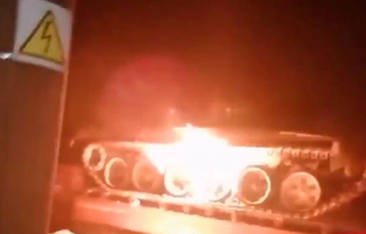 поджог танка. сгоревший русский танк в чернигов. поджог танка. в белоруссия сгорел танк. поджог танка.