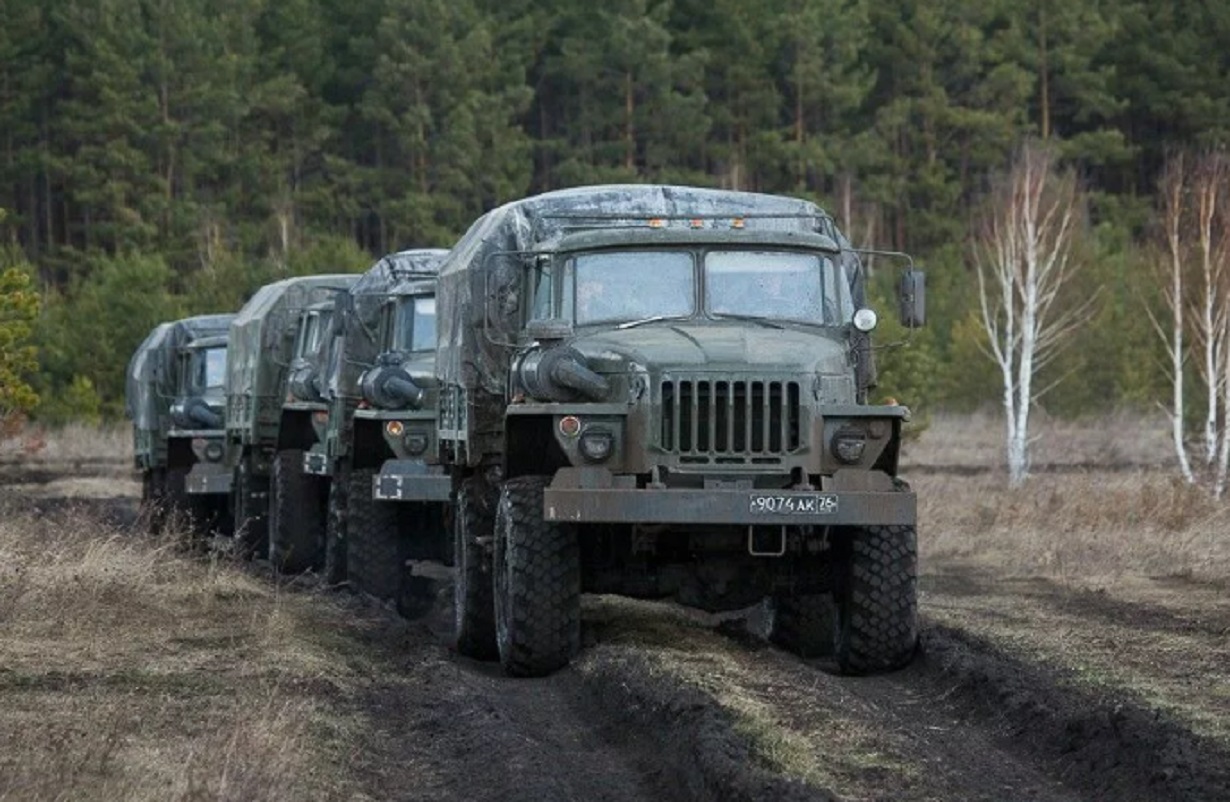 Военные машины в лесу