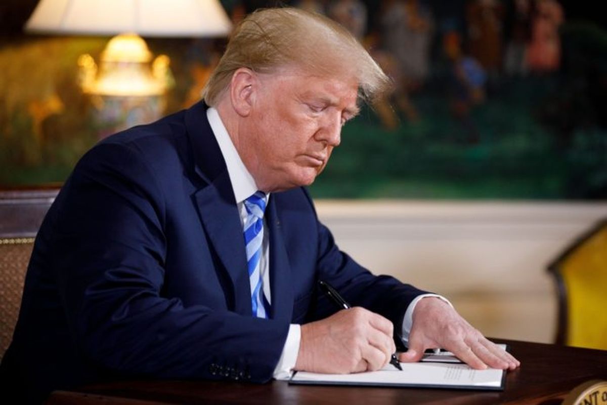 Санкции сша трамп. Трамп подписал. Подписанные Дональдом Трампом. Фото Трамп подписывает бумаги. Подпись Трампа фото