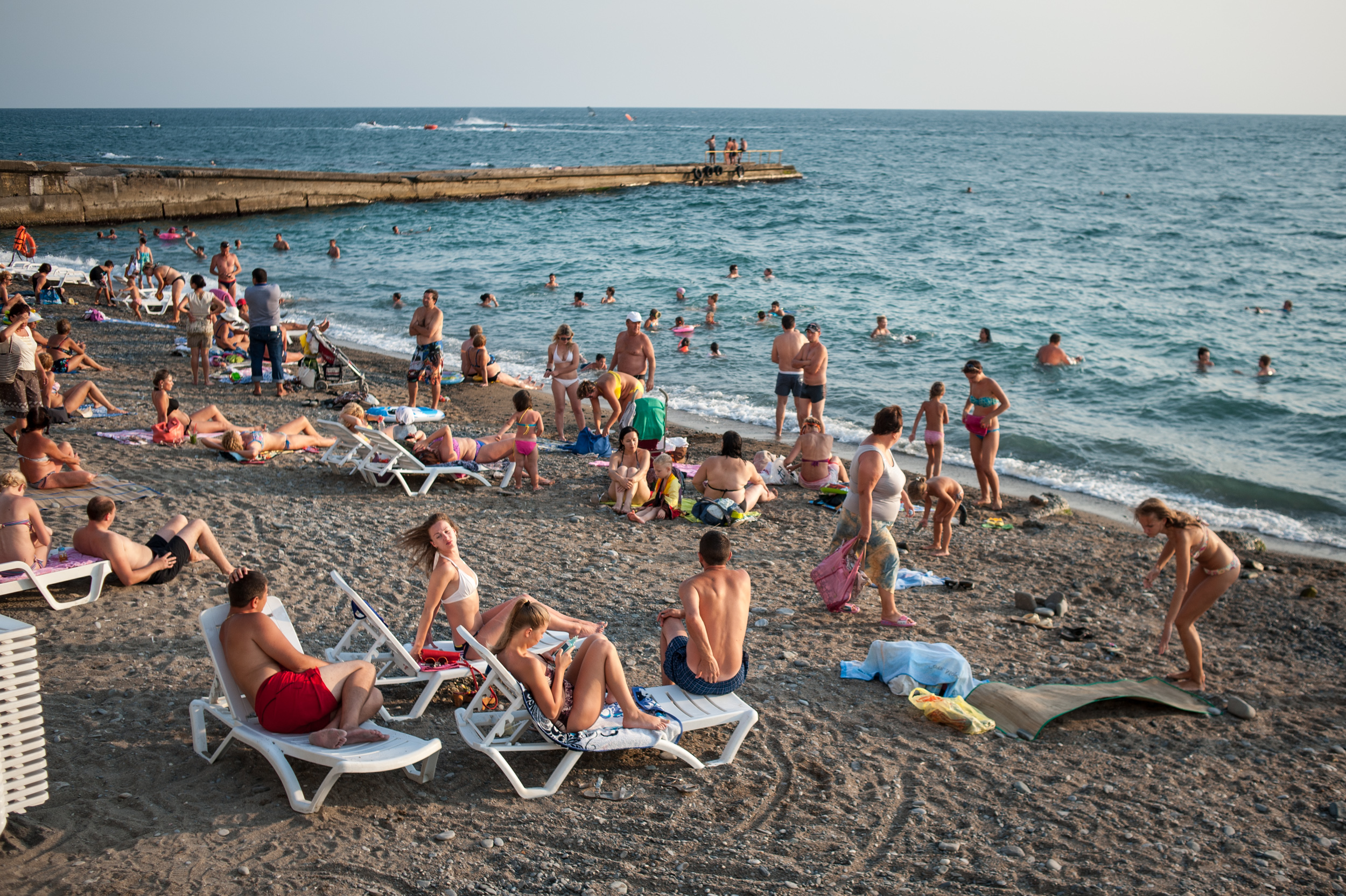 Отдыхал в течении недели. Пляж санатория Кубань в Анапе. Черное море пляж люди. Люди на пляже. Отдыхающие на пляже.