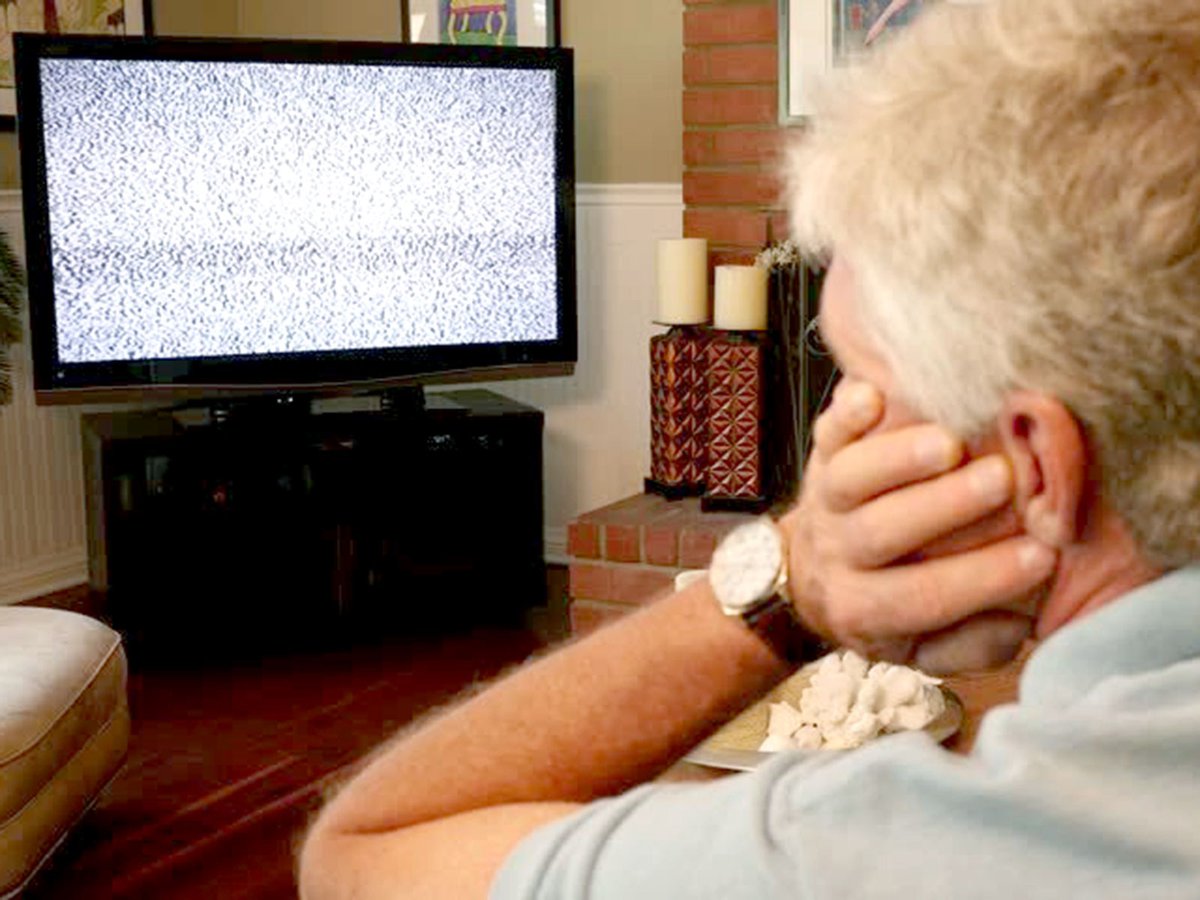 Отключили телевизор что делать. Телевизор. Перед телевизором. Дед перед телевизором. Телевизор дедушка.