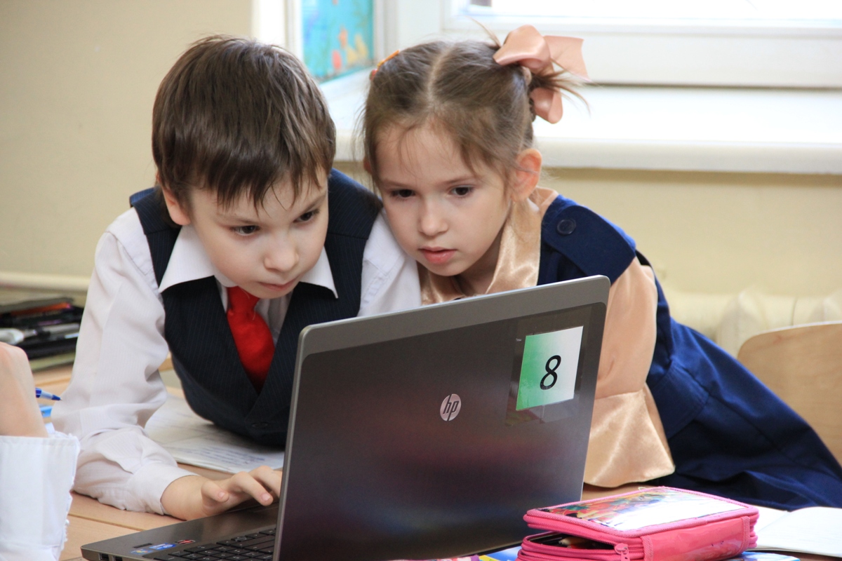 Дети за компьютером в школе