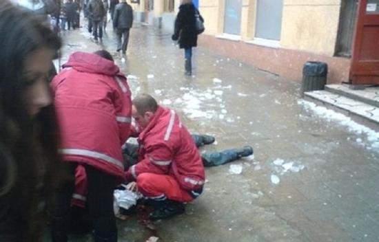 Золоткой упала. Сосульки падают на людей. Сосулька упала на ребенка. Сосулька упала с крыши на голову