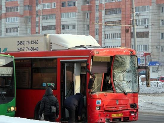 Авария автобус и троллейбус Казань. Автобус врезался в троллейбус.