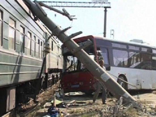 Поезд канск москва. В Казахстане поезд протаранил автобус. Пассажирские поезда Канск Красноярск. Видео поезд протаранил автобус в Ярославской области.