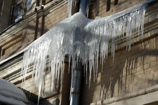 немыслимый застроенный тающие снега. сосульки на крыше. зима сосульки. весенняя капель. сосульки на проводах.