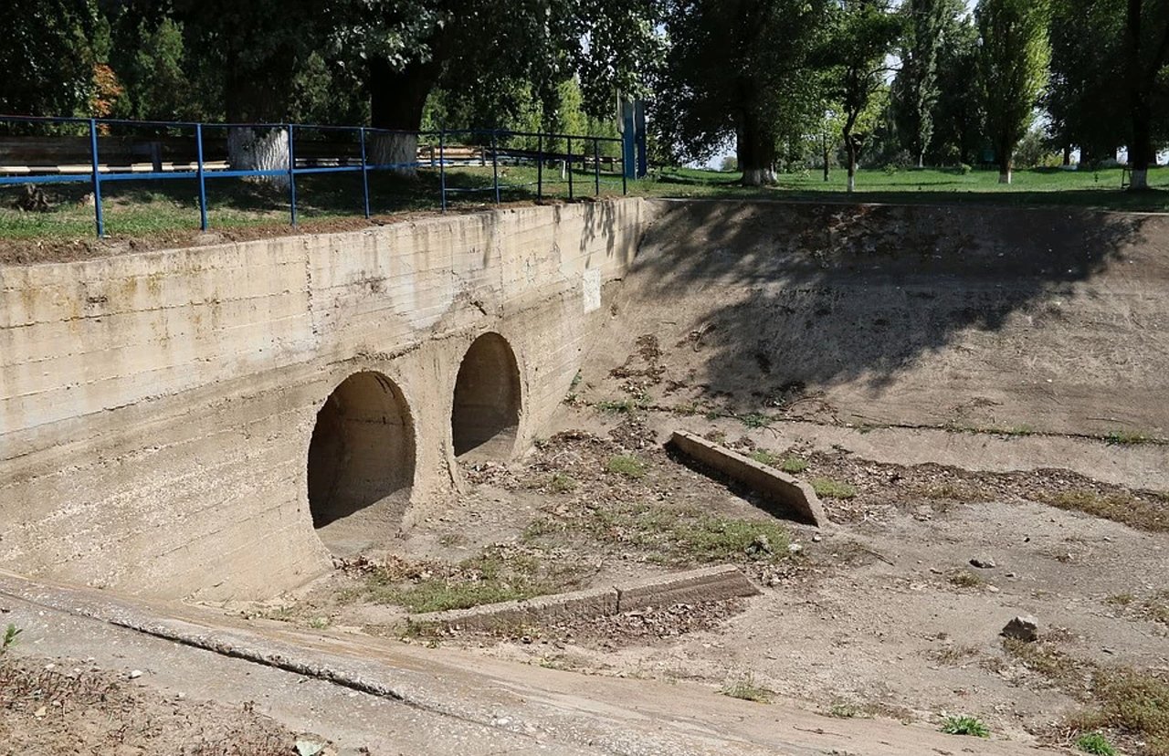 Канал крым. Канал водоснабжения Крыма. Старокрымский канал. Северо Крымский канал наши дни. Пересохший канал.