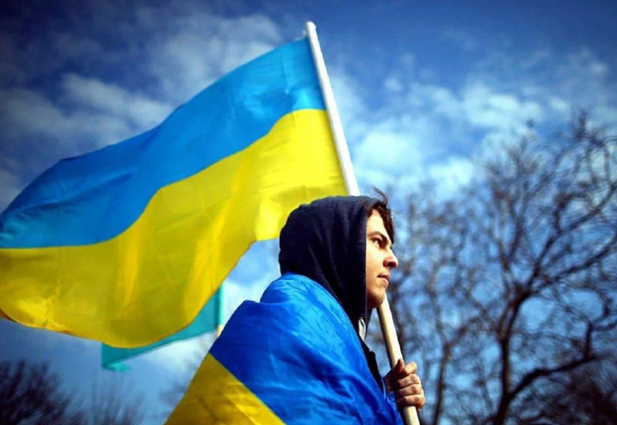 Человек с флагом Украины