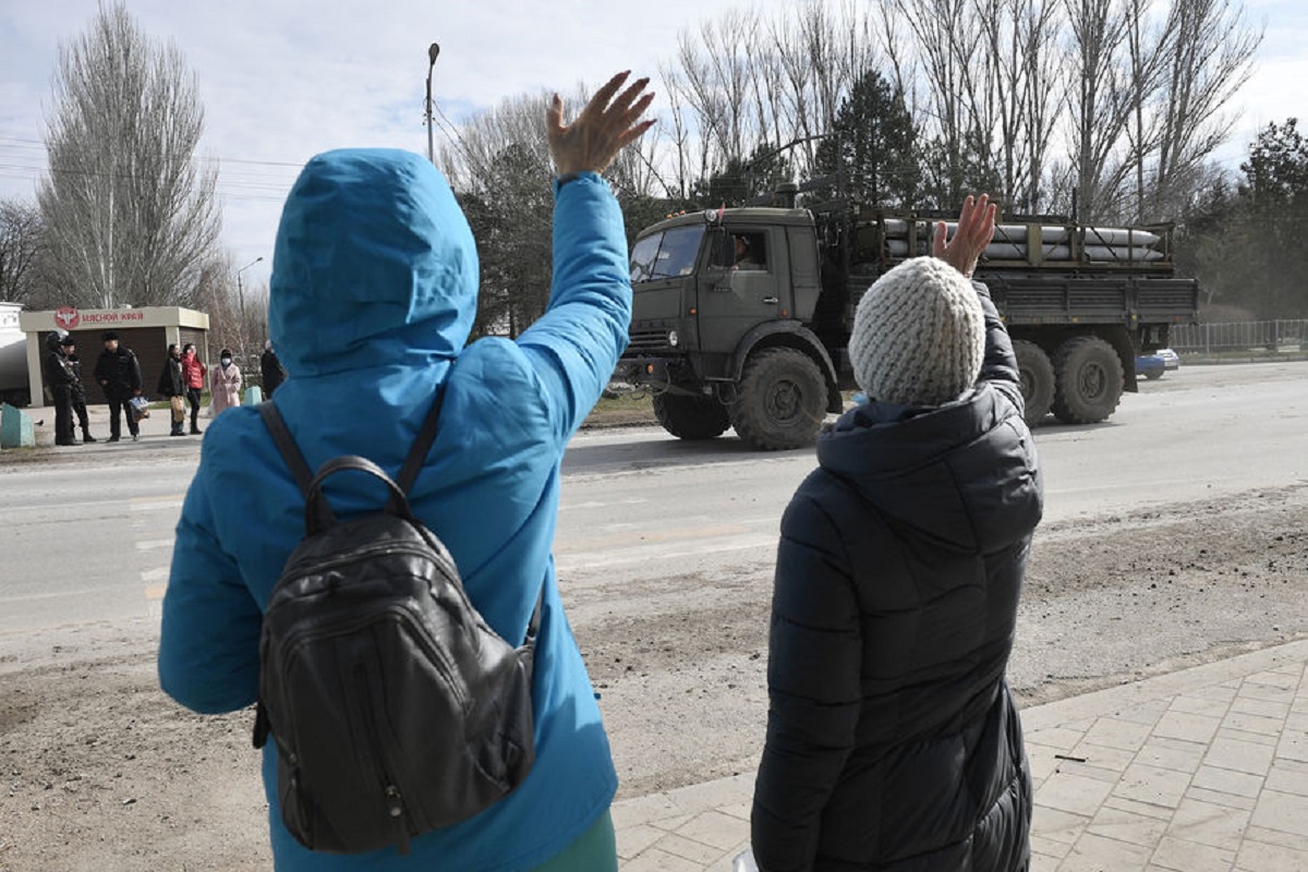 Жители Донбасса приветствуют российские войска. Россия человек. Ситуация на украине 26.02 2024