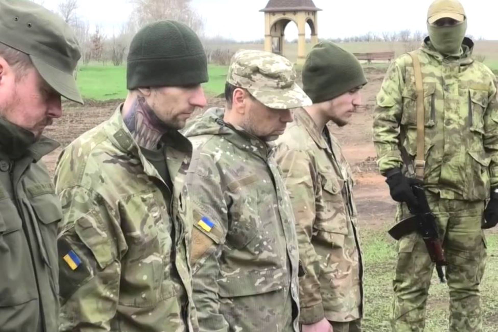 Перешел на сторону украинцев. Украинские военные в плену. Пленные российские солдаты на Украине. Украинские солдаты в плену.