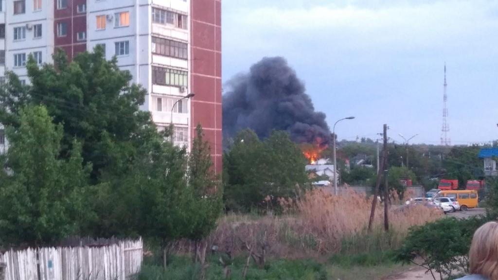 В Волгограде ветер не дает потушить страшный пожар в районе Мамаева Кургана