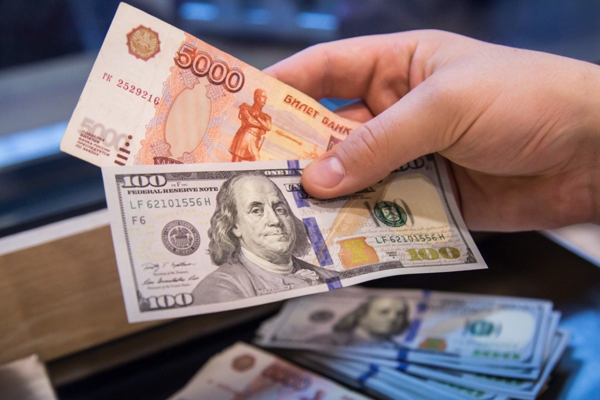 Стоит менять рубли на доллары. Доллары в рубли. Фото доллар и рубль. Новые доллары. Курс рубля.