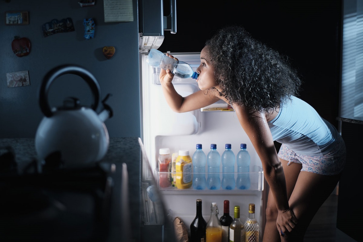 Вечером хочется пить. Девушка на кухне вода. Девушка пьет воду. Девушка пьет воду на кухне. Девушка пьёт воду перед сном.