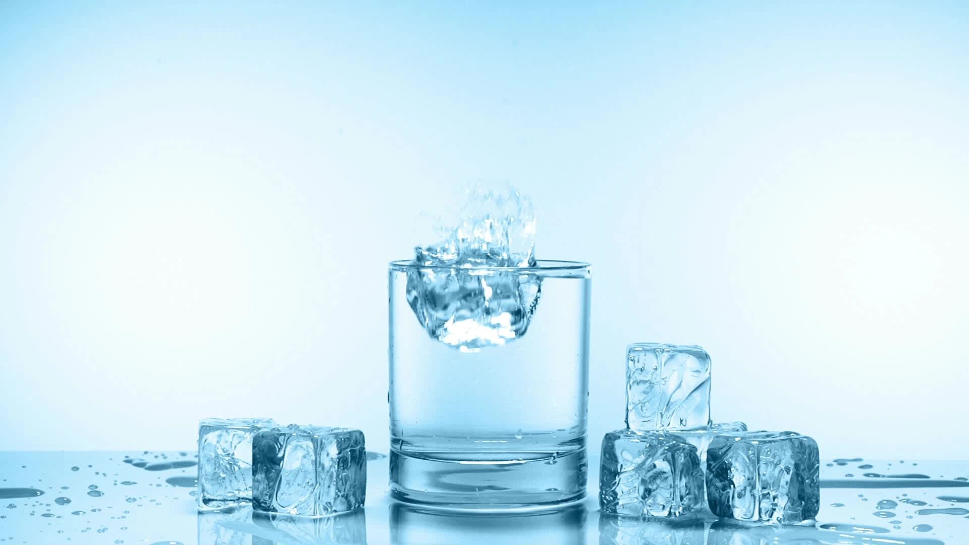 Куски воду. Ice Cubes Splash. Вода со льдом. Стакан воды со льдом. Кубики льда в стакане.