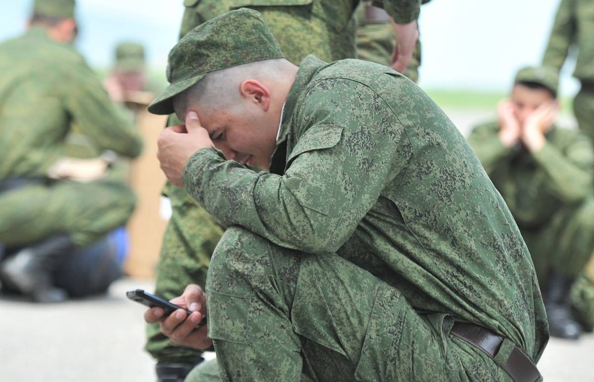 Тел солдата. Армия. Солдат с мобильником. Солдат с телефоном. Военный телефон.