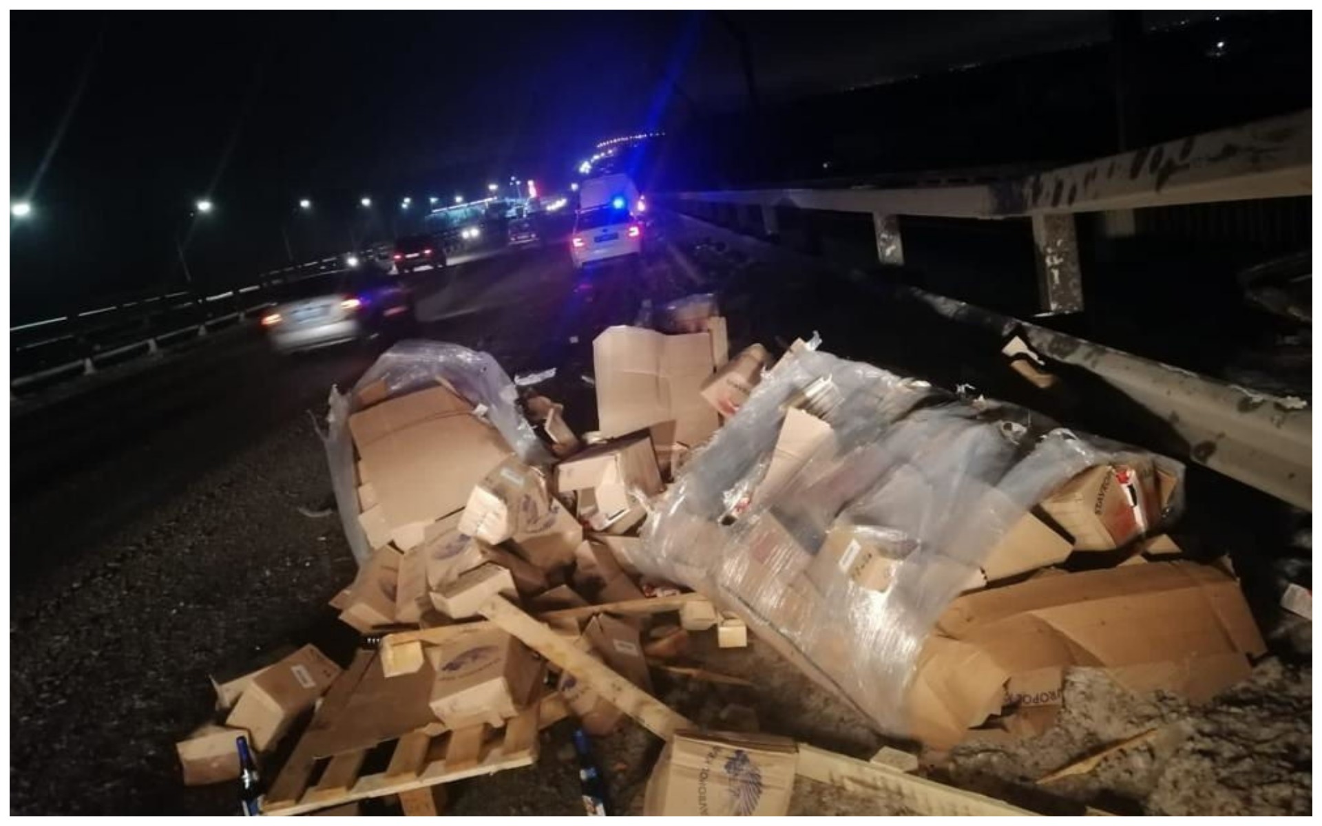 В Дзержинском районе Волгограда грузовик рухнул с автомобильного моста.