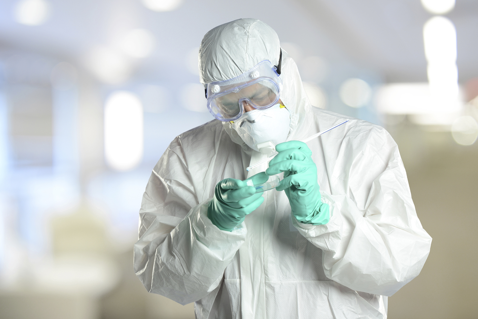 Радиация ученые. Учёные в защитных костюмах. Человек в лаборатории. Учёный в защитном костюме в лаборатории. Лаборатория особо опасных инфекций.