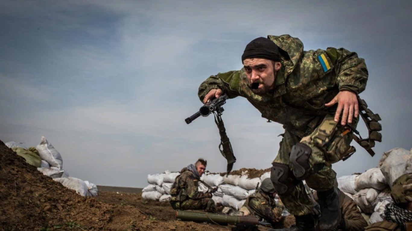 Потерянный солдат. Современные солдаты в бою. Украинские военные в бою. Украинские солдаты на войне.