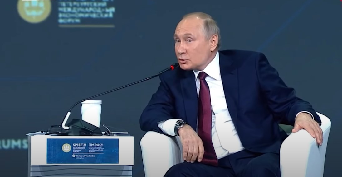 Владимир Путин на ПМЭФ-2021