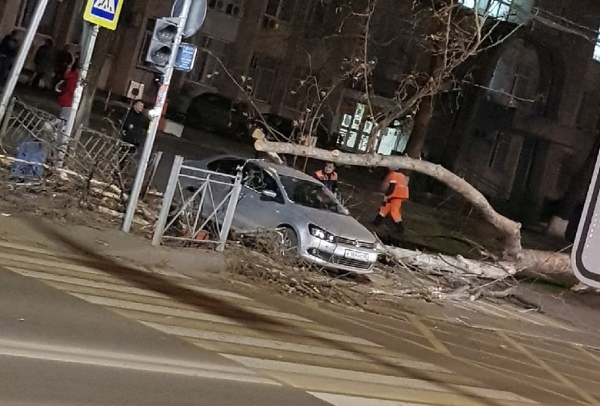 Ураган в севастополе. Сильный ветер в Крыму сегодня. ДТП В Крыму за последние сутки. Авария в Астрахани вчера. ДТП Севастополь Солнечный.