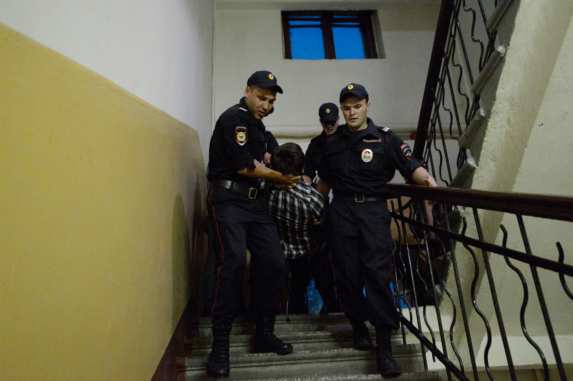 Домой полиция. Полицейский в квартире. Полиция тюрьма. Милиция в квартире. Полицейский участок тюрьма.