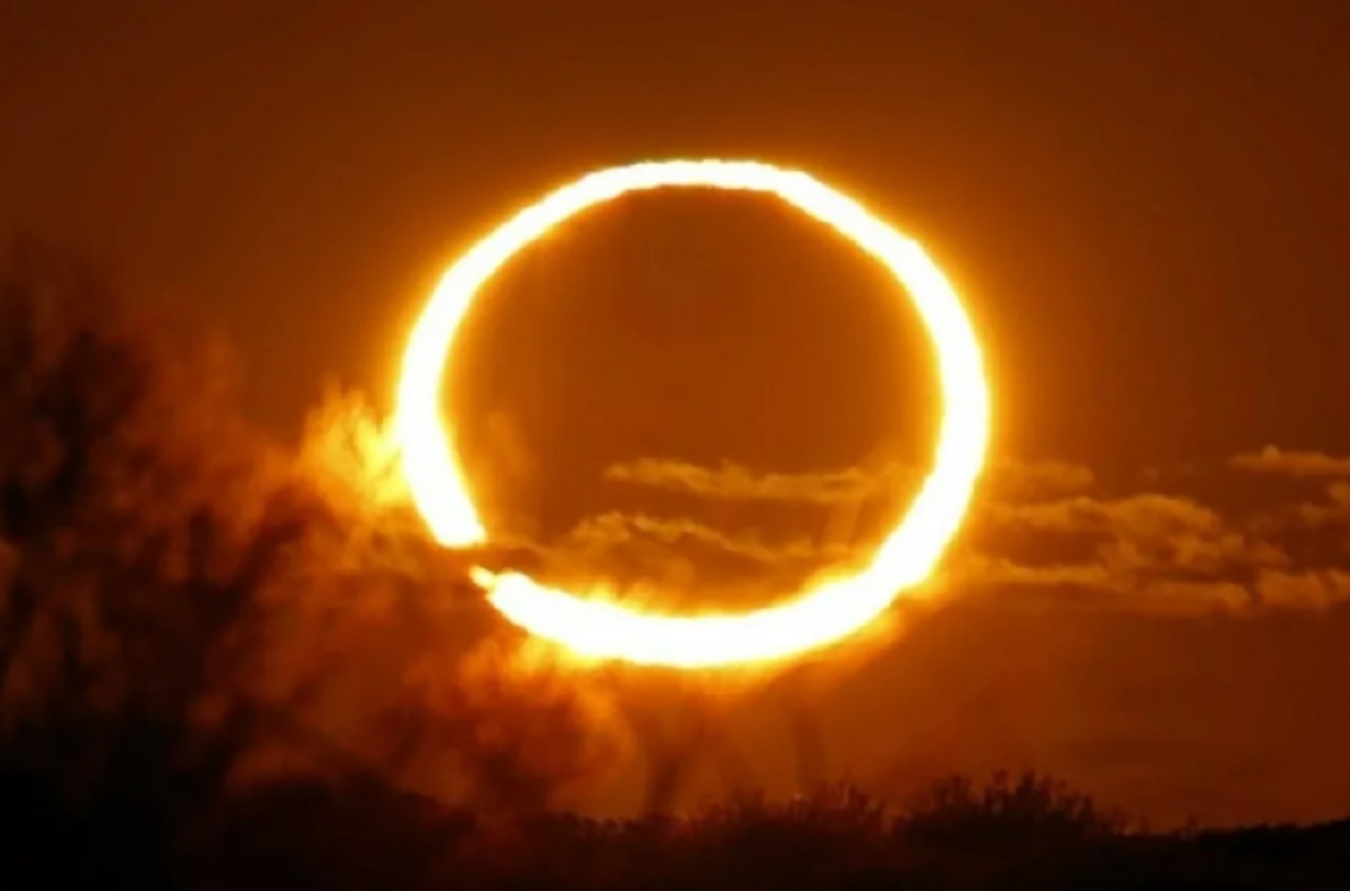Видела солнечное затмение. Кольцеобразное затмение солнца. Кольцеобразное солнечное. Заревое кольцо солнечное затмение. Солнечное затмение 2022.