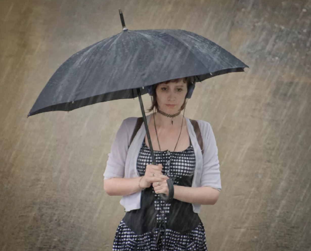 Девушка под зонтиком